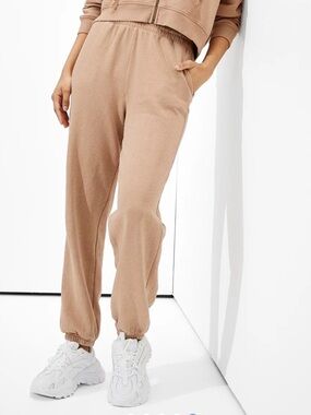 American Eagle Fleece Boyfriend Relaxed High-Rise Jogger Pants in Brown